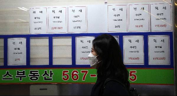 서울 강남구 도곡동의 한 공인중개업소에 매물 정보가 붙어있다. 주택임대차법 개정 후 전세 매물이 사라졌고 전세 수요가 월세 시장으로 옮겨가면서 월세까지 오르고 있다. /김연정 객원기자