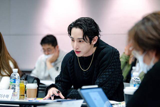한섬과 CJ ENM이 공동으로 기획하고 제작한 웹드라마 '핸드메이드 러브'의 주인공 역할을 맡은 배우 이수혁의 대본리딩 현장 모습. 현대백화점그룹 제공