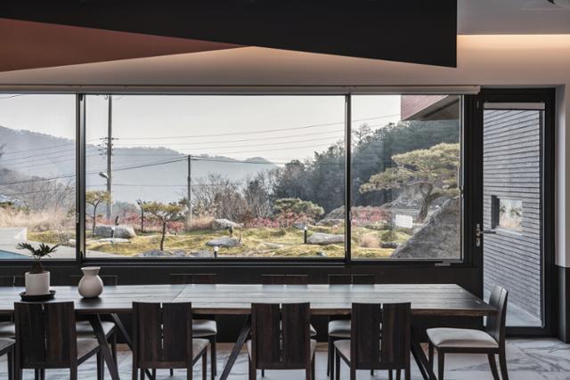 1층 식당은 손님공간과 공용공간을 자연스럽게 연결한다. 앞뒤로 낸 창을 통해 앞마당과 뒷마당도 연결된다. 송유섭 건축사진작가