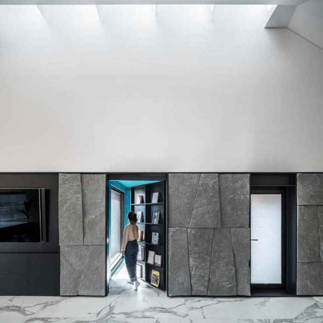 2층 거실 책꽂이 벽면을 밀고 들어가면 사적 공간인 부부의 방으로 이어진다. 송유섭 건축사진작가