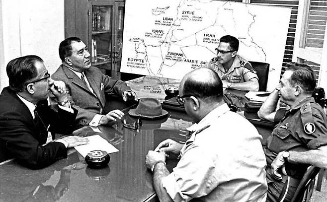 1975년 이란 국방부 관리들이 텔아비브의 이스라엘군 사령부에서 대화를 하고 있다. | Wikimedia Commons