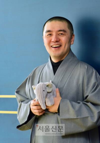 지난 22일 서울 중구의 한 공유오피스에서 혜민스님이 최근 시작한 명상 애플리케이션 서비스 ‘코끼리’를 상징하는 인형을 들고 포즈를 취하고 있다.이종원 선임기자 jongwon@seoul.co.kr