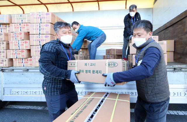 2021학년도 대학수학능력시험을 이틀 앞둔 1일 오후 전주교육지원청에서 직원들이 수능 시험지를 옮기고 있다./연합뉴스