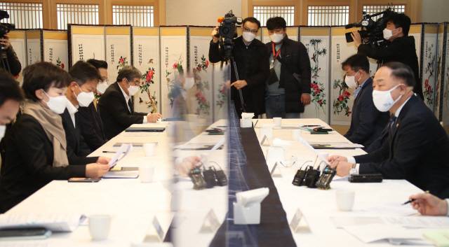 홍남기 경제부총리가 2일 오전 정부서울청사 국무위원 식당에서 열린 제11차 부동산시장 점검 관계장관회의를 주재하며 발언하고 있다. /연합뉴스