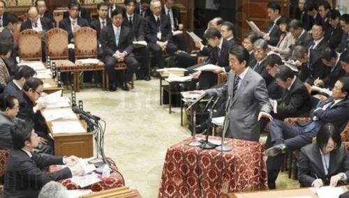 작년 2월 13일 중의원 예산위에 출석한 아베 신조 당시 총리. [교도=연합뉴스 자료사진]