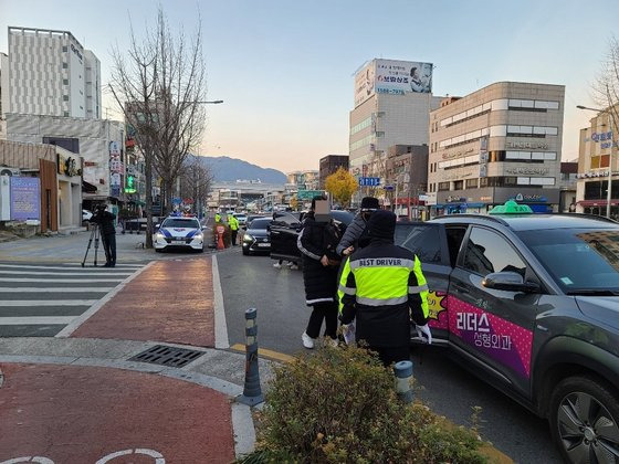 3일 대구 중구 경북여자고등학교 앞. 수험생이 택시에서 내리고 있다. 백경서 기자