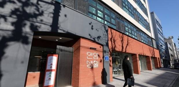 한국토지주택공사(LH)는 최근 도심 내 관광호텔을 리호델링해 청년 맞춤형 공유주택 '안암생활'을 공급했다. /연합뉴스