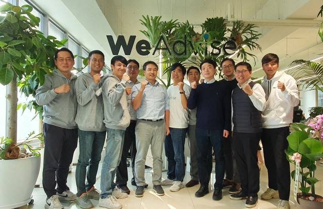 법무법인 위어드바이즈 소속 변호사들이 서울 강남구 삼성동 사무실에서 인터뷰 후 로펌 업계 새로운 문화를 이끌겠다는 뜻으로 파이팅을 외치며 의지를 다지고 있다. 왼쪽부터 김병철·김태균·김남훈·최연석·박준용·김호준·배태준·손상현·국태준·김무언·김지호 변호사/강도원 기자