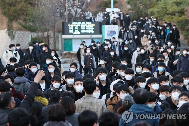 [수능] 수능으로부터 해방이다! (서울=연합뉴스) 이진욱 기자 = 3일 오후 서울 종로구 경복고등학교에서 2021학년도 대학수학능력시험을 마친 수험생들이 나오고 있다. 2020.12.3 cityboy@yna.co.kr