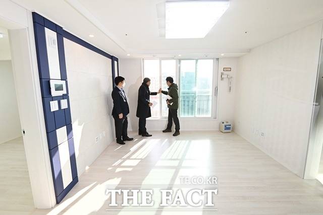 전용면적은 75~81㎡이며 모든 가구에 방이 3개씩 있다. 사진은 해당 주택 내부 모습. /뉴시스