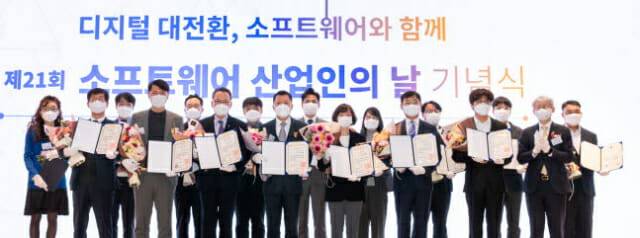 서울 양재 더케이호텔에서 4일 열린 제21회 소프트웨어 산업인의 날 기념행사에서최기영 과학기술정보통신부 장관(앞줄 오른쪽)이 소프트웨어 산업 발전 유공자들과 함께 기념사진을 촬영하고 있다.