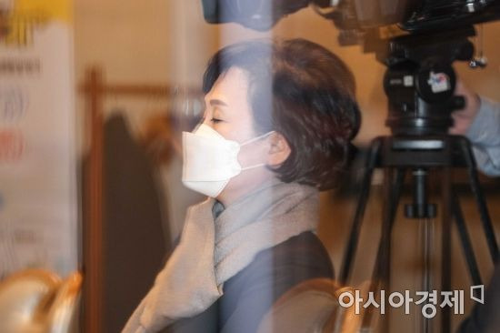 김현미 국토교통부 장관이 2일 서울 종로구 정부서울청사에서 열린 '부동산 점검 관계장관회의'에 참석하고 있다./강진형 기자aymsdream@