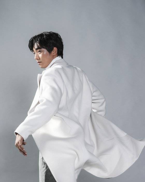 지난해 ‘아스달 연대기’를 위해 태닝을 한 황희는 “올해만큼 햇볕을 못 쬔 해도 없는데 다들 어디 놀러갔다온 줄 안다”며 웃었다. 권혁재 사진전문기자