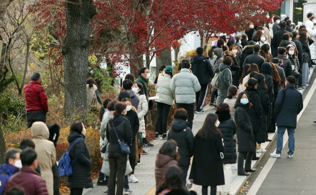 3일 오후 수능이 끝나갈 무렵 대구 혜화여자고등학교 교문 앞에서 학부모들이 수험생을 기다리고 있다. 연합뉴스