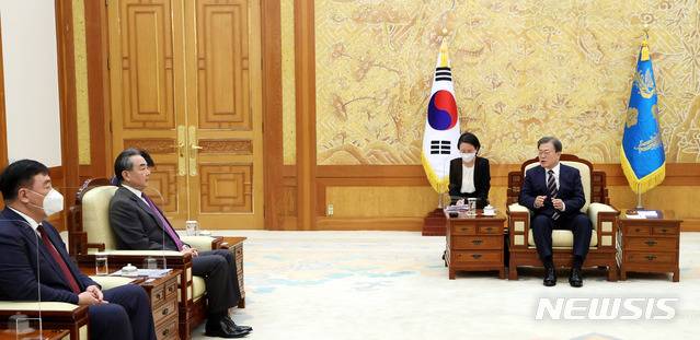[서울=뉴시스]추상철 기자 =문재인 대통령이 26일 오후 청와대에서 왕이(王毅) 중국 외교담당 국무위원 겸 외교부장을 접견하고 있다. 2020.11.26. scchoo@newsis.com