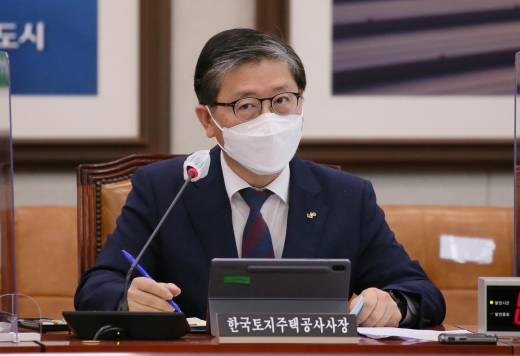 문재인 대통령은 4일 신임 국토교통부 장관에 변창흠 내정자를 지명했다고 밝혔다. 문정부 초기부터 지금까지 4년째 주거정책을 설계하고 이끌어온 김현미 국토 장관의 갑작스러운 교체다. /사진=국회사진취재단