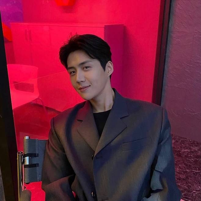 Actor Kim Sun-ho revealed whats going on.Kim Sun-ho posted a photo on his SNS on December 4.In the photo, Kim Sun-ho wore a chic suit and showed off her stunning visuals.Kim Sun-ho sniped at Yeosun with a small smile for the camera.In the post, fans responded, such as Legend, This feeling of stress is released by just look at the photo, and Handsome.Meanwhile, Kim Sun-ho is starring in the tvN Toil drama Startup.