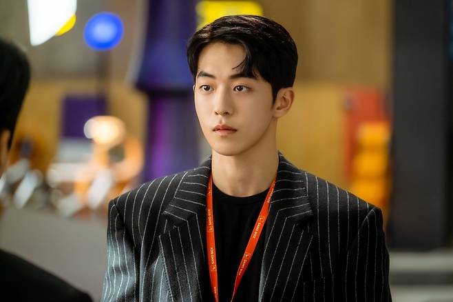 StartUp Nam Joo-hyuk X Kim Seon-ho, tense nerves .. What is a meaningful deal?In Startup, a meaningful deal will come and go between Nam Joo-hyuk and Kim Seon-ho.In the TVN Saturday drama Startup, which has left only two times to the end, Namdosan (Nam Joo-hyuk) and Han Ji-pyeong (Kim Seon-ho) are releasing the confrontation scene, raising the heart rate of viewers to the fullest.In the open photos, there is an invisible tension surrounding Namdo Mountain and Han Ji-pyeong.In particular, both men are taking a relaxed attitude, but they can not predict what kind of hidden inside behind it, which causes a more thrilling thrill.In particular, Han Ji-pyeong, who met again in three years, had a tense nervous battle as before, suggesting that he had an unusual relationship with Seo Dal-mi (Bae-su-ji) to Namdosan.Both of them changed their position and situation three years ago, but everything changed, but the love for Seo Dal-mi did not change as much as the love for Seo Dal-mi, and once again foresaw the blue in the romance line.In the 15th episode to be broadcast on the 5th, Namdosan and Han Ji-pyeong, which had been hit all the time, are interested in foreseeing outside transactions.In addition, the items exchanged for their trading contents and conditions are not unusual, which is a sign of raising the audiences feeling of transfer to the highest level.Attention is focused on the terms and contents of their transactions, which will be the occasion for the two men who have been bumped all the time since the first meeting.It also stimulates curiosity whether the deal between Namdosan and Han Ji-pyeong will be concluded safely.Meanwhile, the 15th Startup, which draws the StartUp and growth of young people who have entered the StartUp dreaming of success in Silicon Valley in Korea, will be broadcast at 9 p.m. on the 5th.Photo = tvN