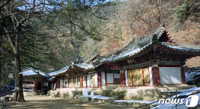 묘향산 보현사의 말사인 상원암의 칠성각과 본전의 모습. 묘향산 법왕봉 중턱에 자리하고 있다. (미디어한국학 제공) 2020.12.05. © 뉴스1