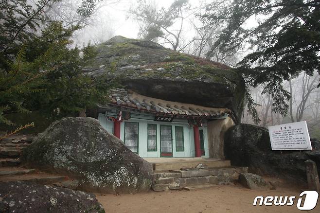 서산대사가 기거했던 묘향산 금강암. 원래 있던 ‘금강방장’이라는 현판이 지금은 ‘청허방장’으로 바뀌어 있다. (미디어한국학 제공) 2020.12.05. © 뉴스1 <사진16> 서산대사가 기거했던 묘향산 금강암의 내부에 걸려 있는 서산대사의 화상. (미디어한국학 제공) 2020.12.05.© 뉴스1