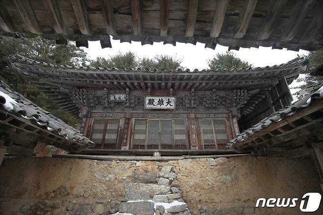 묘향산 부용봉 남쪽 중턱에 있는 만수암의 대웅전 전경. 만수암에는 현재 높은 축대 위에 있는 대웅전을 중심으로 관음전, 명월방 등이 남아 있다. 석조물로서는 1652년에 세운 것으로 추정되는 미륵불공덕비가 남아 있다.© 뉴스1