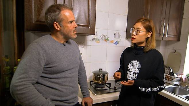 판런핑과 대화하고 있는 BBC 로빈 브랜트 기자