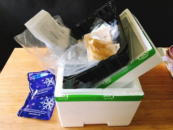 과도한 포장재 때문에 쓰레기가 늘어나는 것은 도시나 시골이나 마찬가지다. 언택트 시대에 가장 중요한 물류 수단이자 소비 수단으로 자리 잡은 온라인 쇼핑 때문이다. [중앙포토]