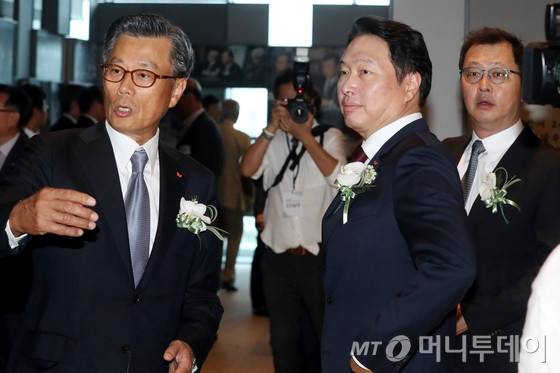 최태원 SK그룹 회장(가운데)과 최재원 수석부회장(오른쪽), 조대식 SK수펙스추구협의회 의장이 24일 오후 서울 광장동 워커힐호텔에서 열린 고 최종현 선대회장의 20주기 추모식에서 대화하고 있다.2018.8.24/뉴스1