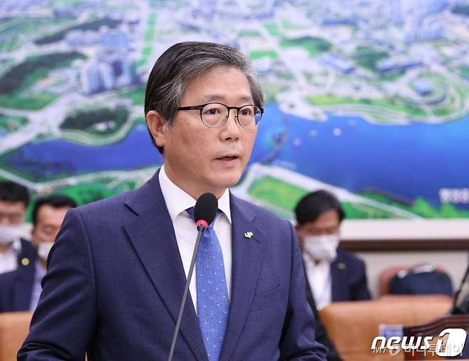 (서울=뉴스1) = 문재인 대통령이 4일 국토교통부 장관 후보자에 변창흠 한국토지주택공사(LH) 사장을 내정했다.   사진은 변 사장이 지난 8월 3일 서울 여의도 국회에서 열린 국토교통위원회 전체회의에서 업무보고를 하는 모습.(뉴스1 DB) 2020.12.4/뉴스1
