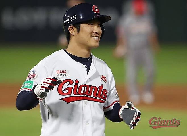 신본기·박시영↔최건·3R 지명권…롯데-kt 트레이드 (서울=연합뉴스) 프로야구 롯데 자이언츠가 4일 kt에 내야수 신본기, 투수 박시영을 주고 2022년 2차 3라운드 신인 지명권과 투수 최건을 받는 트레이드를 했다고 발표했다.      사진은 롯데 신본기. 2020.12.4      [롯데 자이언츠 제공. 재배포 및 DB 금지] photo@yna.co.kr