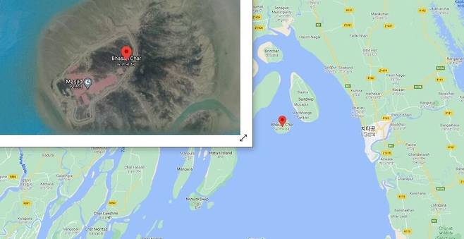바샨차르 섬 지도와 위성 사진(왼쪽 작은 사각형). 바샨차르 섬은 히말라야 퇴적토가 오랫동안 쌓여 지난 2006년 생성됐다. 위성 사진에 난민 거주 건물의 빨간 지붕이 옅게 드러난다. 구글 지도 갈무리.