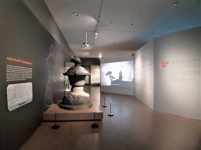 국립전주박물관 기획전시실에 차려진 ‘견훤, 새로운 시대를 열다’ 전시장 도입부 모습. 900~901년 후백제의 연호로 ‘바르게 연다’는 뜻을 지닌 ‘正開’(정개)가 몸체에 새겨진 남원 실상사 편운화상 승탑의 재현 유물이 들머리에 보인다. 이 승탑은 후백제 연호가 확인되는 유일한 실물 유산이다.