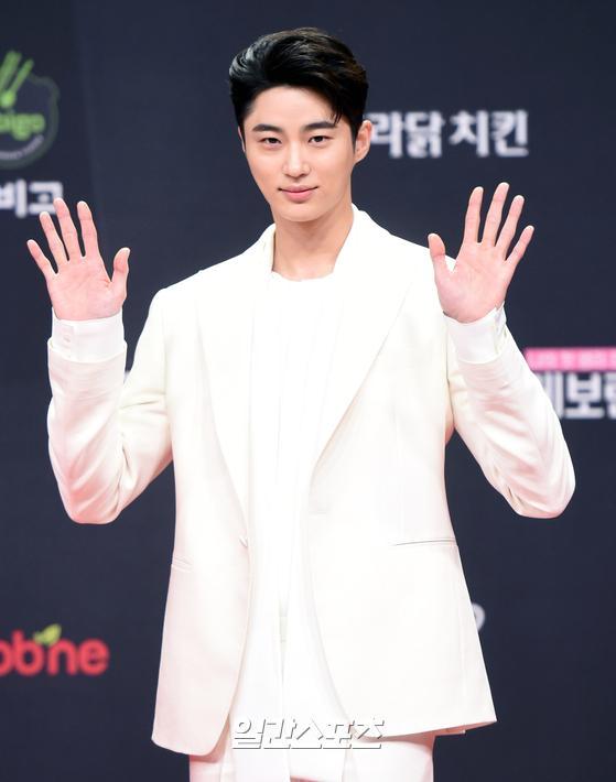 Byeon Wooseok shiny in MamaActor Byeon Wooseok poses at the red carpet event of Mnet ASIAN MUSIC AWARDS (Mnet Asian Music Awards) held online on the afternoon of the 6th.2020 MAMA will be broadcast live on Mnet and Olive in Korea, and will be broadcast live around the world through channels and platforms in Asia such as Mnet Japan and TVN Asia, and YouTube Mnet K-POP and KCON official channels.
