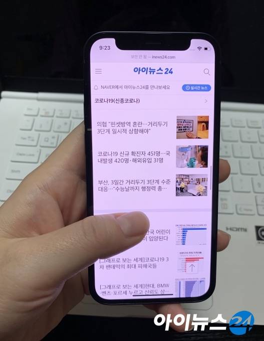 아이폰12 미니는 작은 크기로 한 손으로 조작하기 편리한 데다 오래 들고 있어도 무게가 거의 느껴지지 않았다. [사진=서민지 기자]