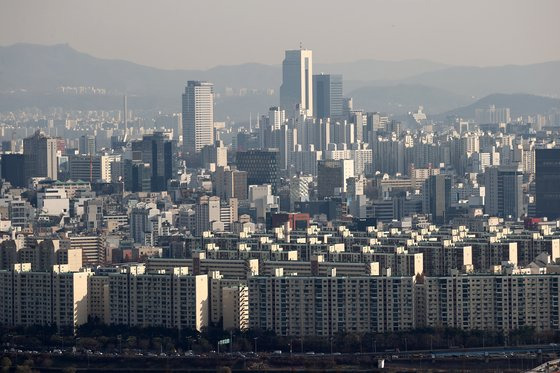 변창흠 국토부 장관 내정자가 전세난 등 꼬인 부동산 문제를 풀어낼 구원투수가 될지 시장의 관심이 커져가고 있다. 사진은 1일 오후 서울 매봉산에서 바라본 강남 일대 아파트의 모습. 연합뉴스.