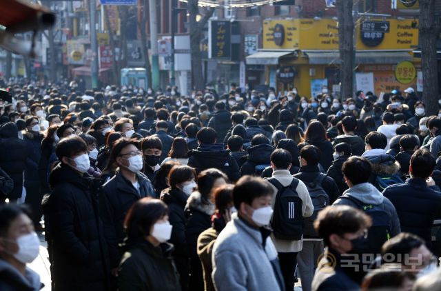 수시모집 논술고사를 마친 수험생들이 6일 서울 종로구 성균관대학교 고사장을 나서고 있다.  이날 논술고사를 치른 주요 대학들은 코로나19 확산 방지를 위해 수험생 외 학부모를 비롯한 모든 외부인들의 학내 출입을 금지했다. 윤성호 기자