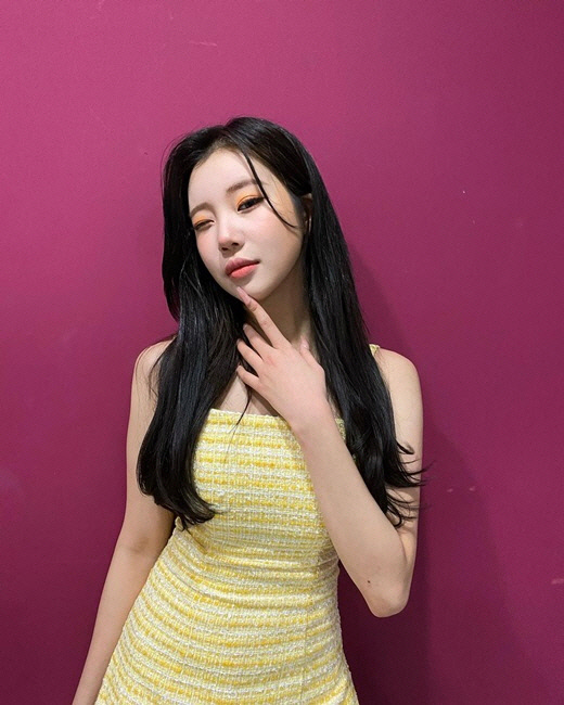 Momoland JooE? What a different visualMomoland JooE? What a different visualMomoland JooE attracted Eye-catching with a different appearance. JooE posted several photos on his SNS Instagram on the 6th.The photo shows JooE wearing a yellow dress and taking a dignified pose.JooE, who boasted a cute image in the past, has recently transformed into a mature and sexy feeling.JooE has appeared on MBC entertainment program Radio Star in the past and has also revealed the fact of eye and nose molding.Meanwhile, Mooland, which JooE belongs to, is working as Ready Or Not