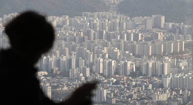 서울 송파구 롯데월드타워 서울스카이에서 서울 시내의 아파트가 보이고 있다. /뉴시스