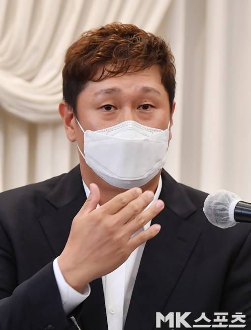 체육시민단체&nbsp;‘사람과 운동’이 이대호 전 회장, 김태현 전 사무총장, 10개 구단 선수 이사 등 한국프로야구선수협회 관계자들을 업무상 배임 혐의로 서울중앙지방검찰청에 고발한다. 판공비 논란 해명 기자회견을 하는 이 전 회장. 사진=MK스포츠DB