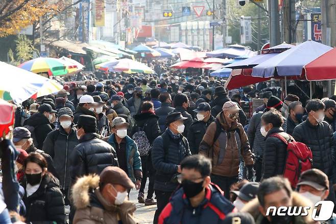 신종 코로나바이러스 감염증(코로나19) 신규 확진자가 600명대를 기록한 지난 6일 오후 서울 중구 숭인동 동묘벼룩시장이 시민들로 북적이고 있다./사진=뉴스1