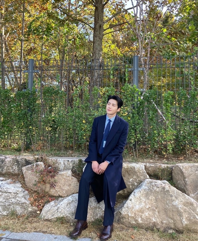 StartUp Kim Seon-ho Hello HorizonActor Kim Seon-ho gave a StartUp End impression full of regret.Kim Seon-ho posted a picture on his SNS on the night of the 6th, saying, Hello, Horizon. Thank you all for your support.In the public photos, Kim Seon-ho is sitting on a stone with a perfect suit fit. Especially, the aura that looks like a horizon in TVN StartUp attracted attention.Kim Seon-ho played the role of SH Venture Capital executive Han Ji-pyeong in the end StartUp.On the other hand, Kim Seon-ho is showing off his extraordinary sense of entertainment by appearing on KBS2 1 night and 2 days as well as drama.