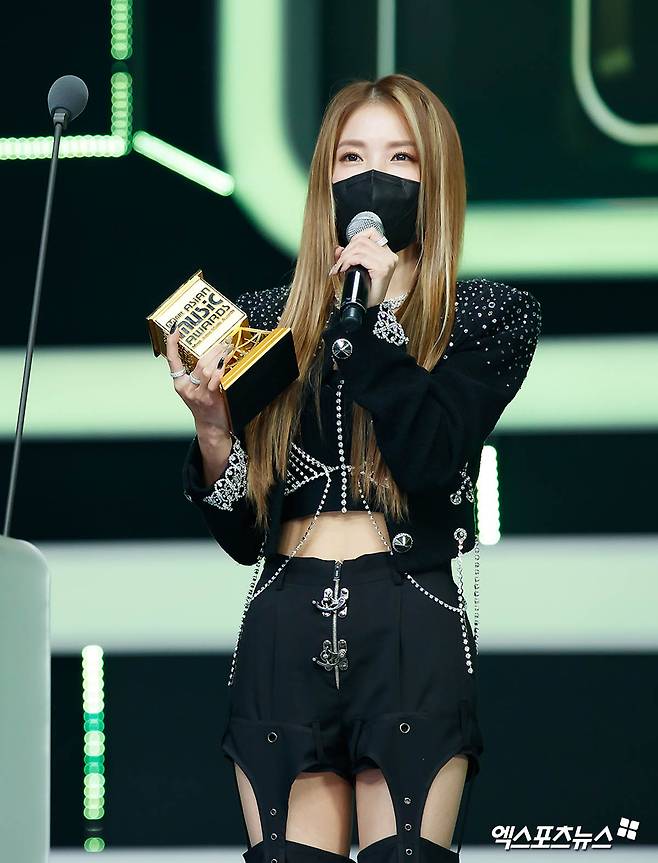 BOA The Appearance of a Legend that Sparked MAMASinger BOA, who attended the Mnet ASIAN MUSIC AWARDS (Mnet Asian Music Awards) held on Non-Contact on the afternoon of the 6th, won the Inspired Achievement Award.Photo: CJ ENM provided