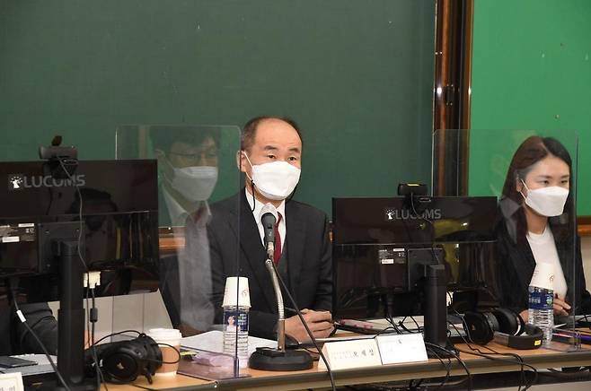 법관대표회의서 발언하는 의장 오재성 부장판사 (서울=연합뉴스) 7일 화상으로 열린 전국 법관 대표들의 회의체인 법관대표회의에서 법관대표회의 의장 오재성 부장판사가 발언하고 있다. 이날 회의에서 윤석열 검찰총장의 징계 사유인 이른바 대검찰청의 '판사 사찰' 의혹 문건이 정식 안건으로 상정됐다. 2020.12.7      [법관대표회의 제공. 재판매 및 DB 금지] photo@yna.co.kr