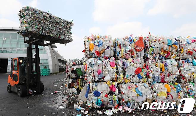 경기도의 한 재활용센터에 쌓여 있는 폐플라스틱. /뉴스1DB