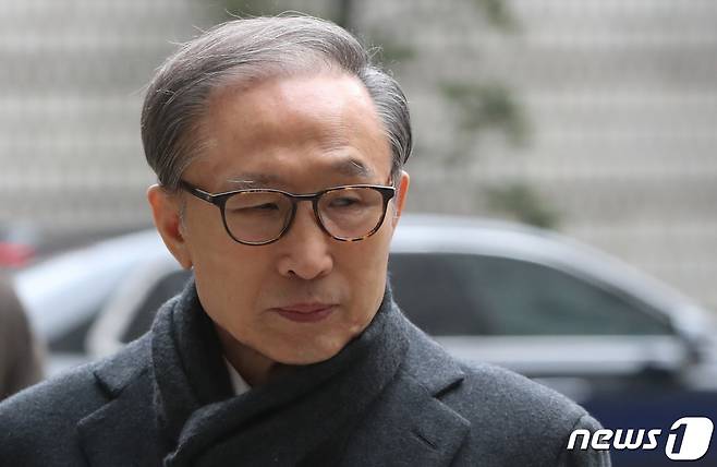 다스 자금 횡령과 뇌물수수 의혹을 받고 있는 이명박 전 대통령이 지난 1월8일 오후 서울 서초구 서울고등법원에서 열린 특정범죄가중처벌법상 뇌물 등 항소심 결심공판에 출석하고 있다. 2020.1.8/뉴스1 © News1 허경 기자