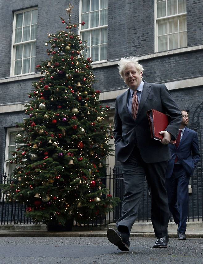 영국이 8일(현지시간) 세계에서 처음으로 코로나 백신 접종을 시작했다.  영국 정부는 이날을 'V-데이'라고 칭하면서 접종 준비 태세를 갖추고 있다고 외신들은 전했다. 백신 접종 시작일을 'V-데이'라고 부른 것은 2차 대전 당시 윈스턴 처칠이 애국심을 호소하며 승리의 V 표시를 했던 일을 떠올리게 한다.