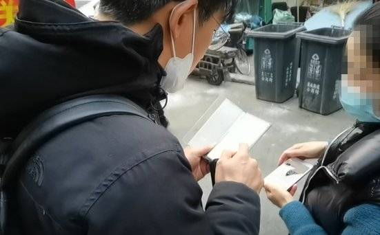 중개인이란 중국 여성이 다가와 위챗을 통해 QR코드를 인식하면 짝퉁 물건을 볼 수 있다고 안내했다. 이렇게 계정이 연결되면 메신저를 통해 각종 물건을 고르고 주문할 수 있다. [선걸 JTBC 베이징총국 촬영기자]