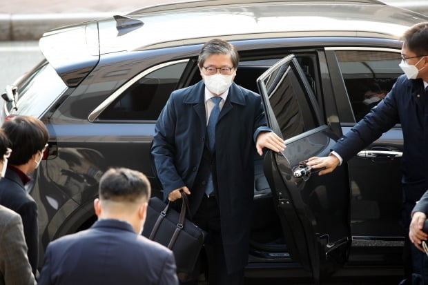 변창흠 국토교통부 장관 후보자가 지난 7일 오전 과천 서울지방국토관리청으로 출근하고 있다./ 사진=연합뉴스