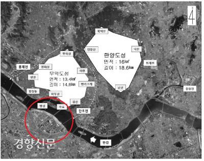 한양도성과 무악을 도읍지로 했을 때의 무악도성 상상도. 한양은 뒤로는 북한산 도봉산, 앞으로는 남산이 가로막고 있지만 무악의 앞에는 한강이 마치 보름달처럼 감싸고 있는 형국이라서 길지라는 해석이 있다.|지종학·박종민의 논문에서