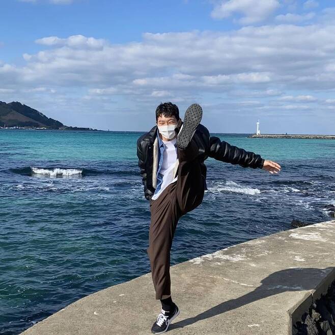 Kyungri Jinwoon, A loved one Smile after DischargeJinwoon shows off his watery visualsSinger Jinwoon posted three photos on his instagram on December 8th.The photo shows Jeong Jinwoon smiling brightly in a mask against the background of the sea; the look that seems to have become more palpable after the discharge catches the eye.kim myeong-mi